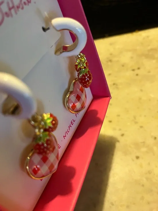 🍓Betsey Johnson 2 pairs earrings gingham hearts strwbry hoops NWT - Picture 3 of 9